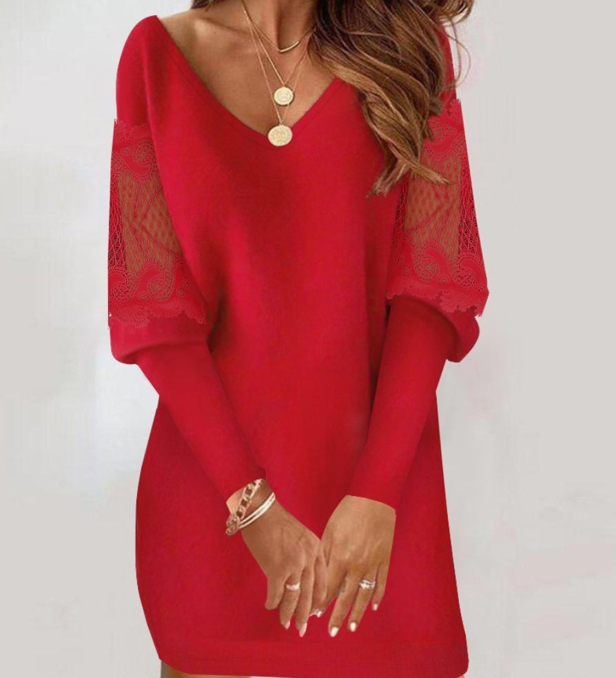 Lyla – Elegant Straight-Cut Dress with Lace Sleeves